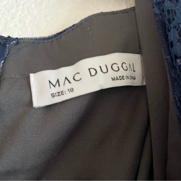 MacDuggal 67712 Midnight Floral Appliqué VNeck Flutter Sleeve Lace Gown NWT - Picture 8 of 9